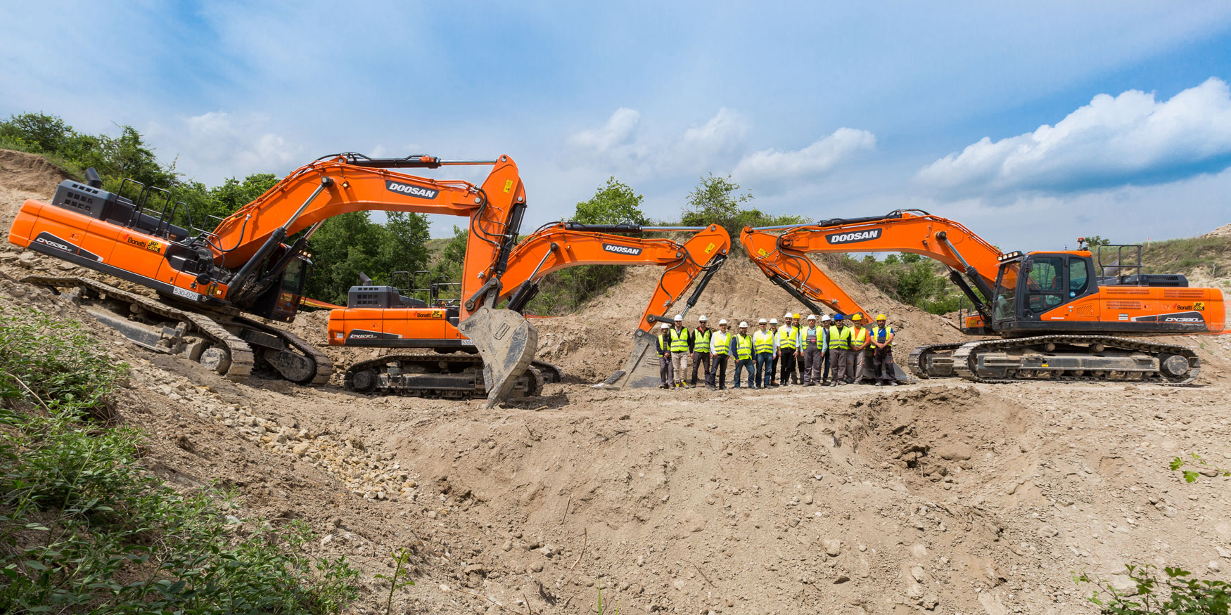 Tres excavadoras Doosan en uno de los emplazamientos del TAP con operadores y gerentes de Doosan, Ergon Tzanidakis y Bonatti-J&P Avax s.r.l...