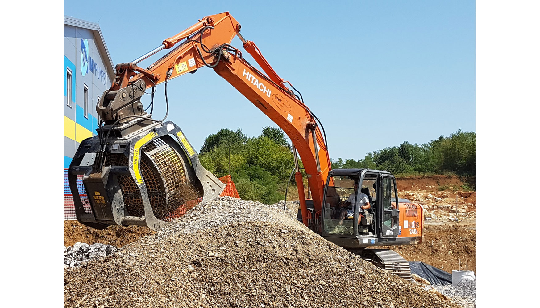 Cuchara MB S18S2 equipada en excavadora Hitachi en unos trabajos en Eslovenia
