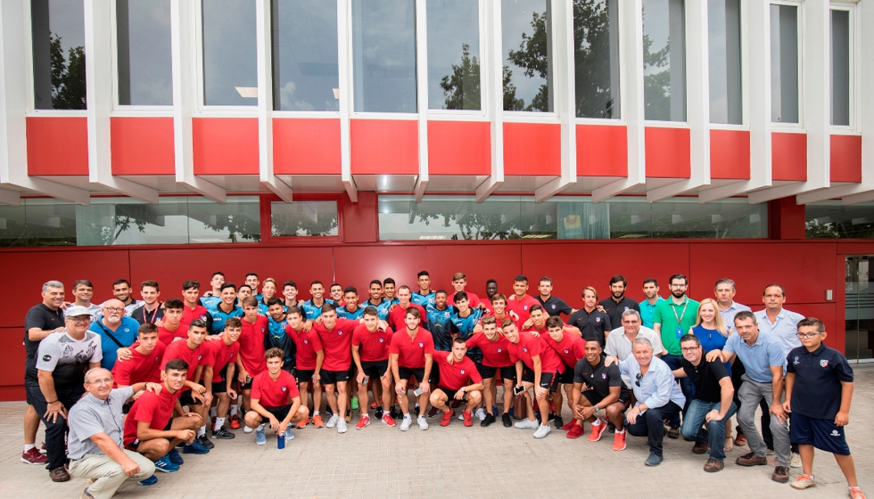 Foto de familia de los integrantes de ambos equipos en la sede central de ISTOBAL, ubicada en la Avenida Conde del Serrallo 10 de L'Alcudia, Valencia...