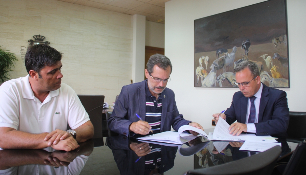 De derecha a izquierda, Jorge Ramos, CEO de IBIL; Marcial Morales, presidente del Cabildo de Fuerteventura, y Jos Juan Herrera Martel...