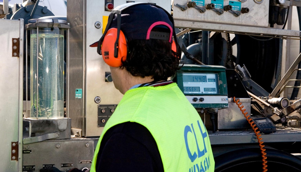 En materia de control de calidad, la compaa ha adoptado el estndar de calidad de combustibles de aviacin EI 1530...