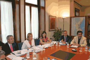 Foto de la reunin del Consejo, con Juan Jos Puerta, presidente de Infoinvest y vicepresidente de Parc Sagunt a la izq...