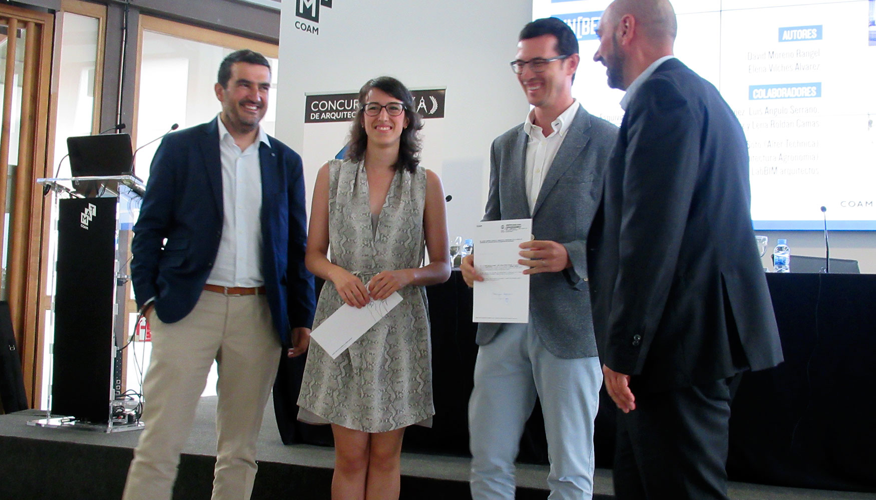 David Moreno y Elena Vilches, creadores del proyecto ganador, recogen el premio del concurso de la mano de los gerentes de profine Iberia...