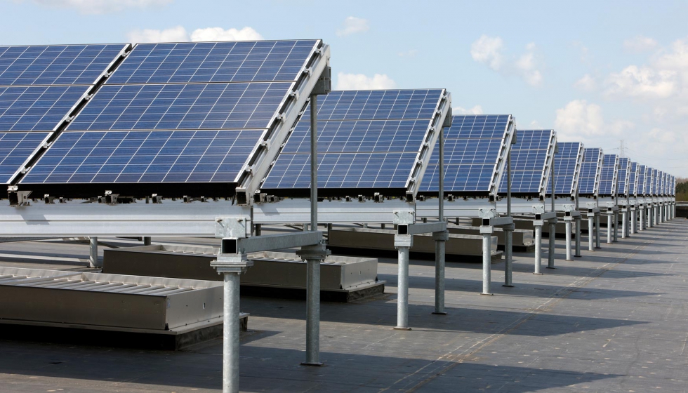 Las placas fotovoltaicas en el tejado del centro de distribucin de Reynaers en Duffel generan un ochenta por ciento de las necesidades energticas...