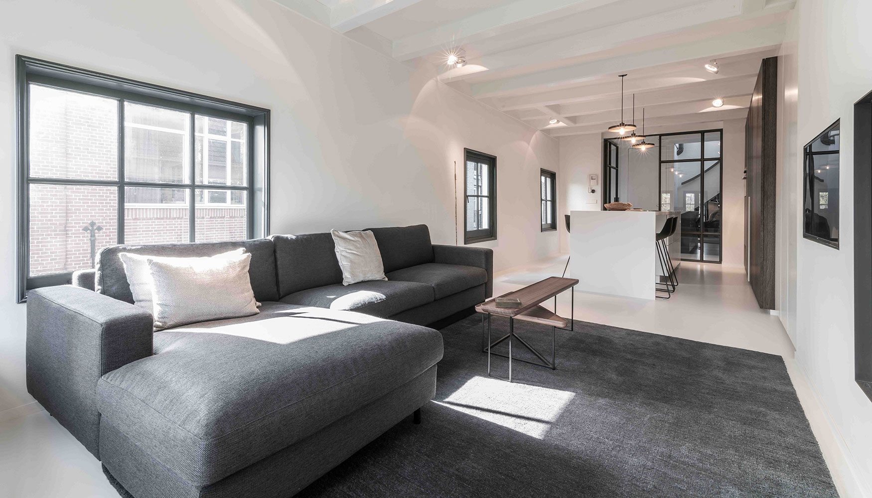 El apartamento transmite simplicidad y claridad desde la misma entrada