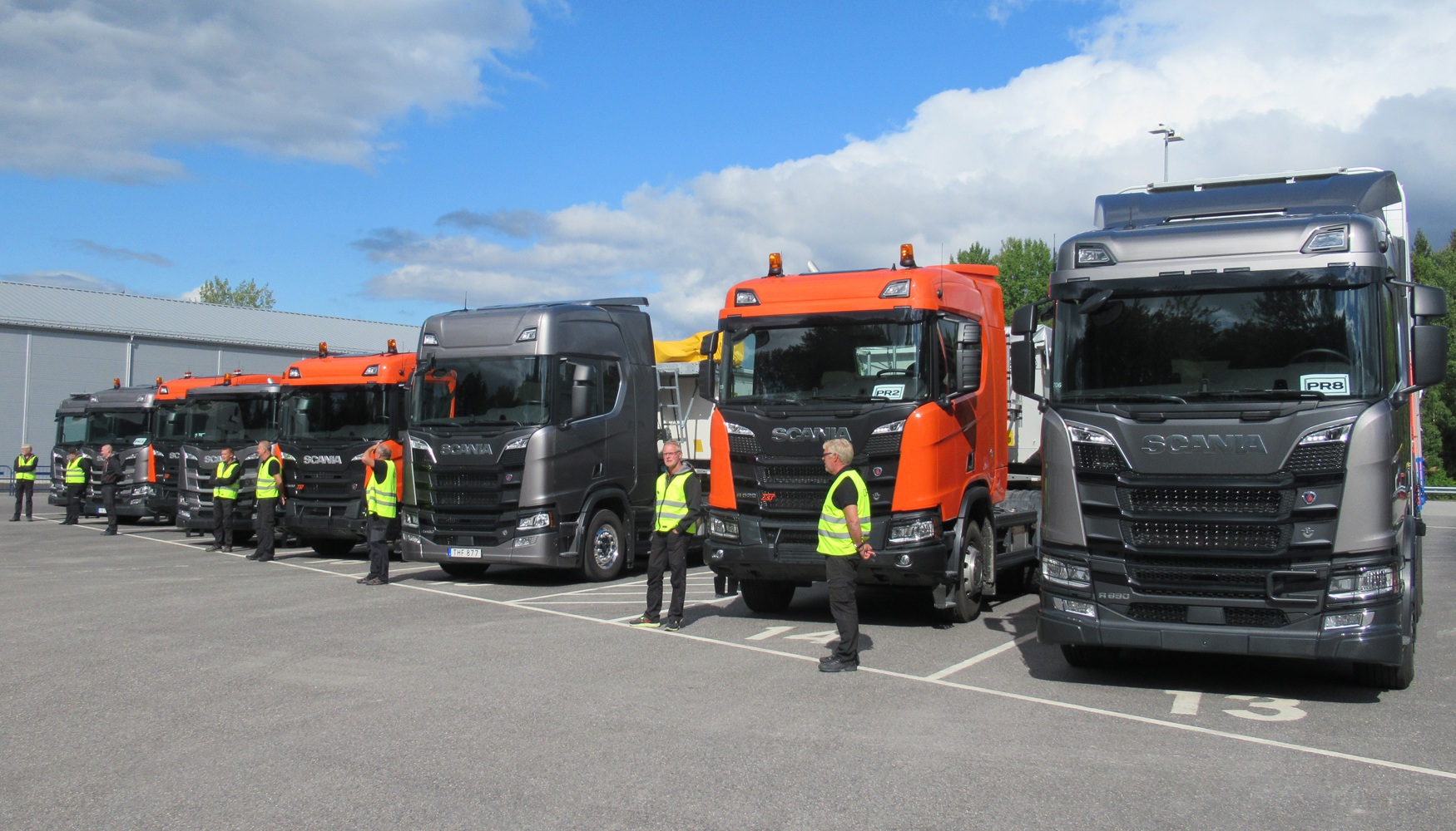 Los asistentes al acto de presentacin de la nueva gama de construccin de Scania pudieron probar diferentes camiones en varios circuitos...