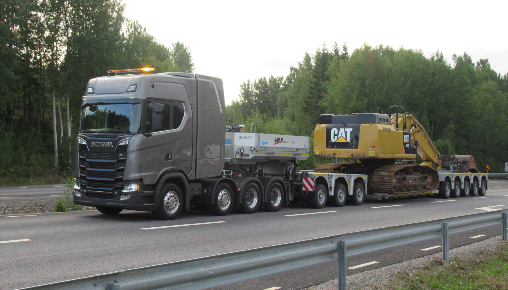 Uno de los camiones ms espectaculares de la exhibicin, con cerca de 30 m de longitud y ms de 100 toneladas de peso...