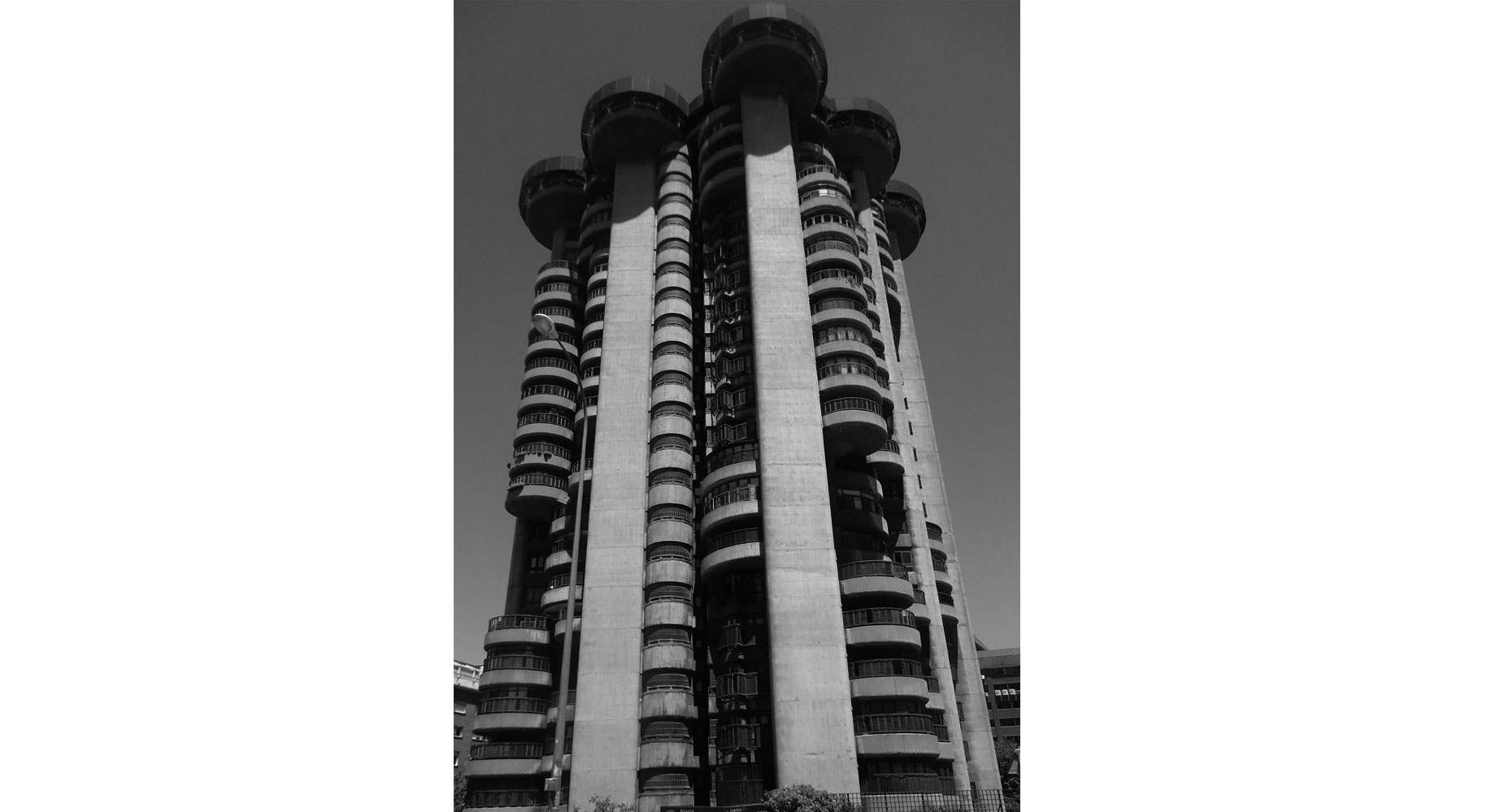 El edificio de viviendas Torres Blancas destaca por la integracin de espacio y estructura, en una fusin de espacio e ingeniera de la construccin...