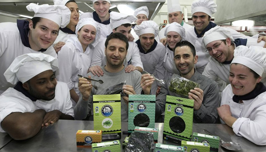 Equipo de Mar de Ardora con su producto novedoso: algas deshidratas y en conserva