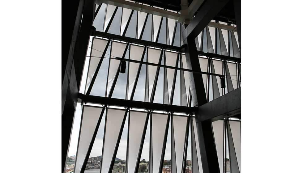 Las lminas de color blanco con geometra de doble curvatura permiten una ventilacin natural al edificio