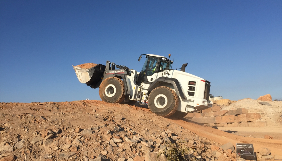 En la presentacin de la HMK 640 WL pudimos comprobar las cualidades dinmicas de la pala cargadora sobre ruedas de Hidromek...