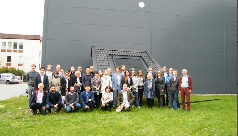 Foto de grupo frente a la fbrica de mdulos fotovoltaicos Solibro, Upsala