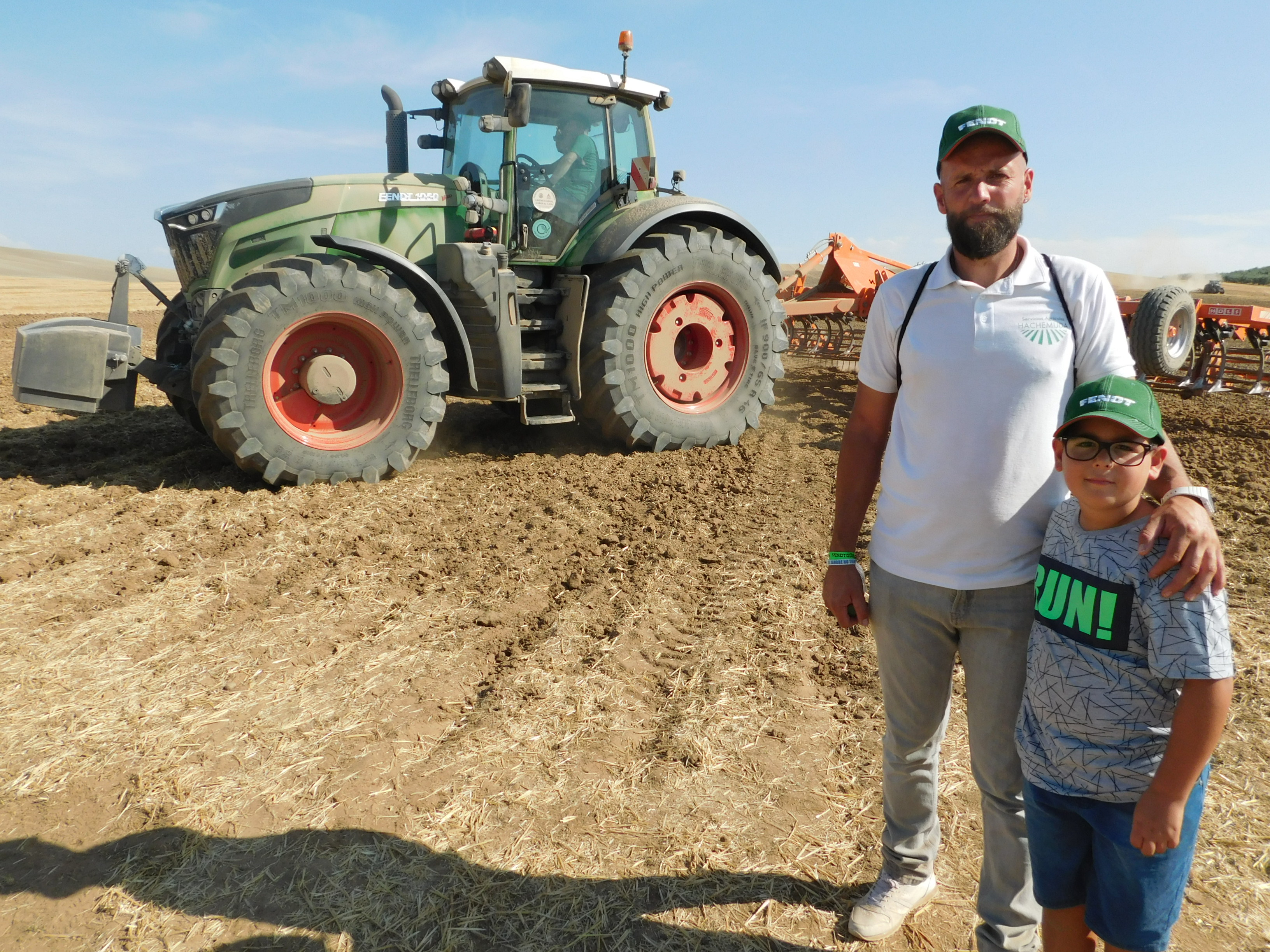 Padre e hijo quedaron impresionados con la capacidad y confort del tractor ms potente de Fendt