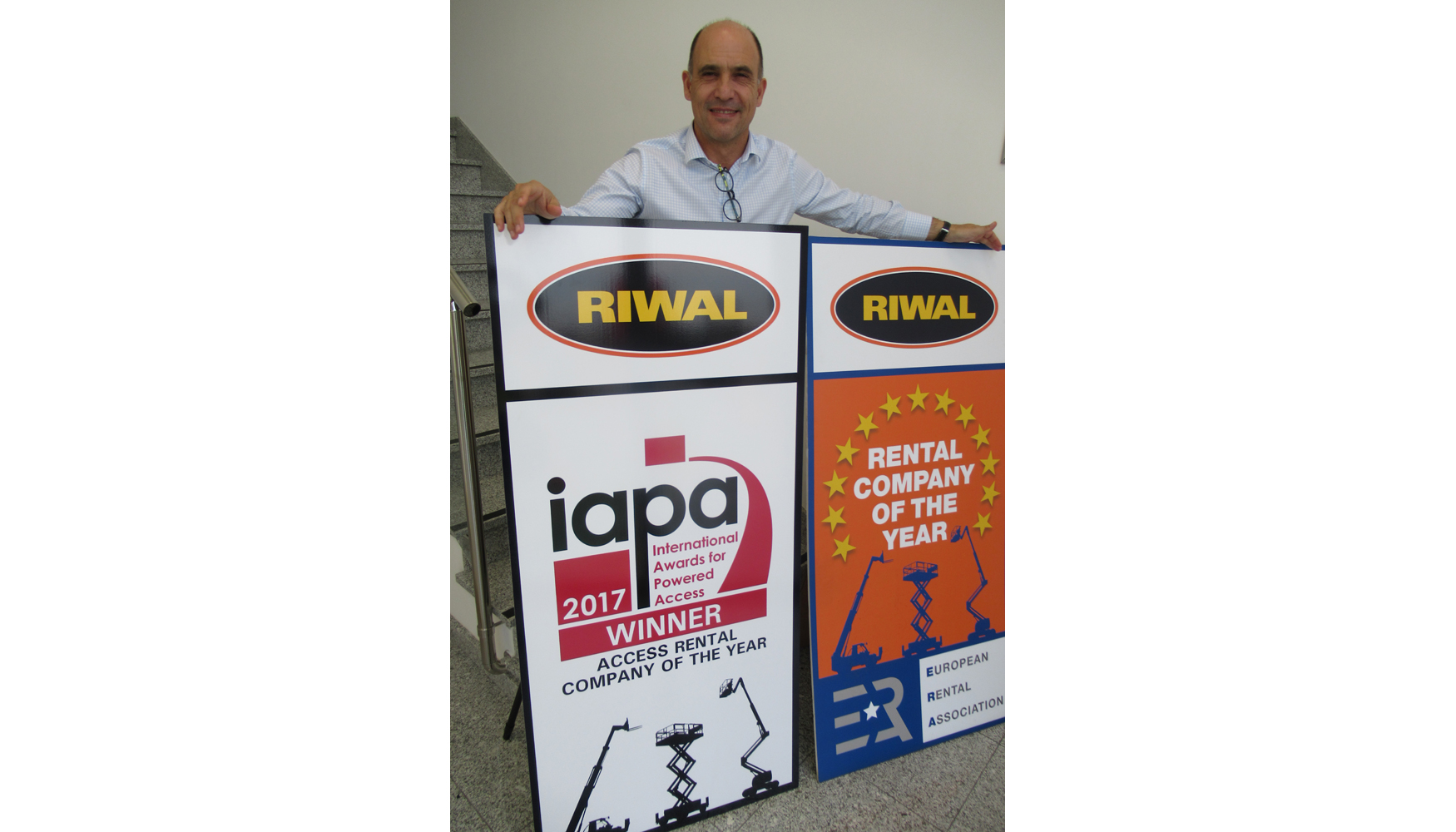 Pedro Torres, COO de Riwal, junto a los carteles que acreditan a Riwal como mejor empresa alquiladora del 2016 (ERA) y 2017 (Iapa)...