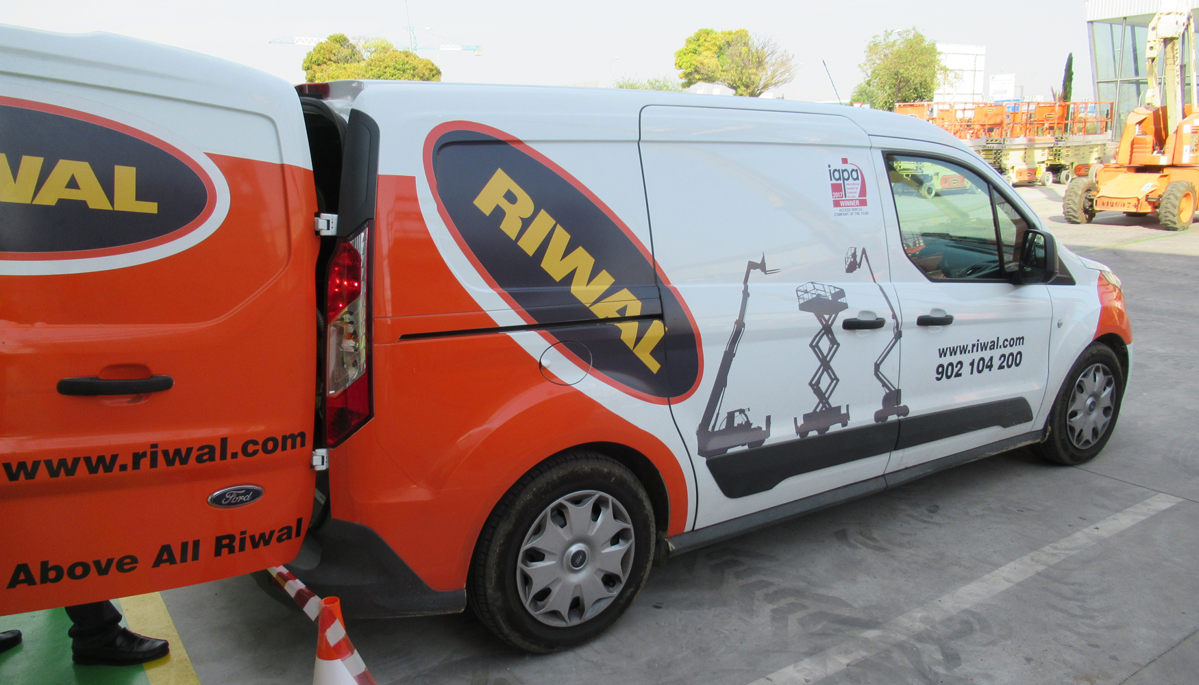 Riwal dispone de diversos talleres mviles para poder hacer las reparaciones rpidamente en los lugares donde estn alquiladas las mquinas...