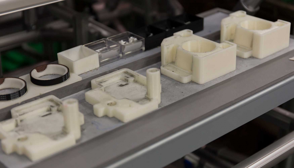Las guas y fijaciones de Ricoh impresas en plstico ABS en la impresora 3D Fortus 900mc, serie Production...
