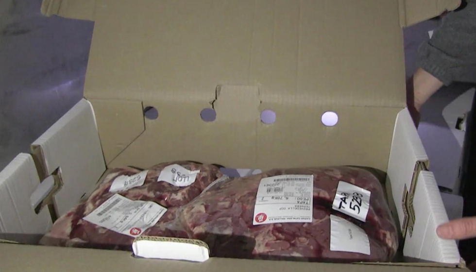 Carne en el interior de las cajas colocadas en un contenedor para simular las condiciones reales de transporte