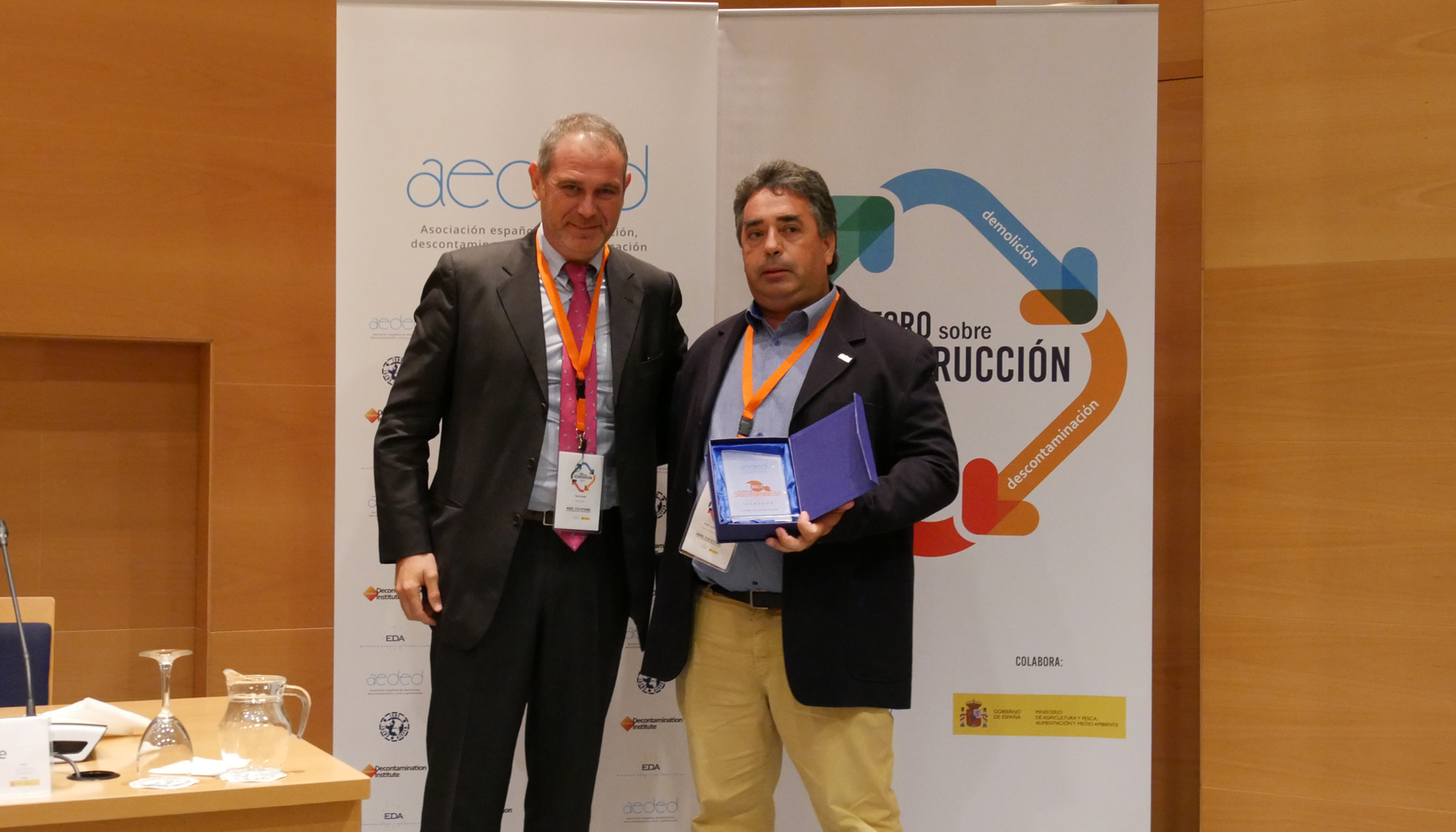 Entrega del premio al mejor trabajo de descontaminacin a Diego Bentez, gerente de Grupo Hermanos Bentez