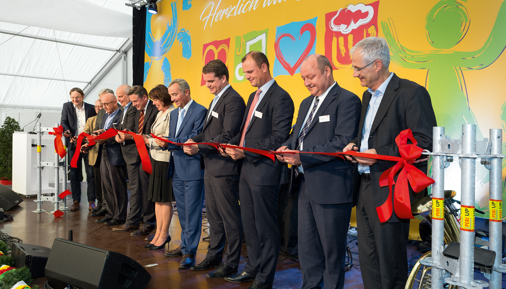 Corte de cinta protocolario durante la inauguraci�n de la nueva f�brica de G�nzburg