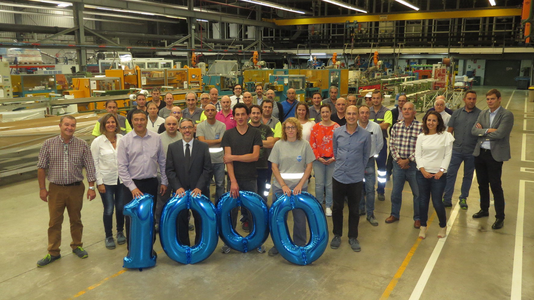 Trabajadores de la compaa celebrando los 1.000 das sin accidentes laborales en Veka Ibrica