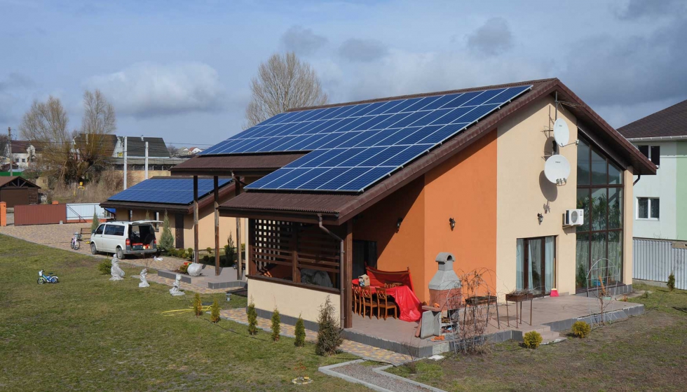 La instalaci�n fotovoltaica de esta vivienda unifamiliar en la regi�n de Kiev se ha equipado con dos inversores Fronius Symo...