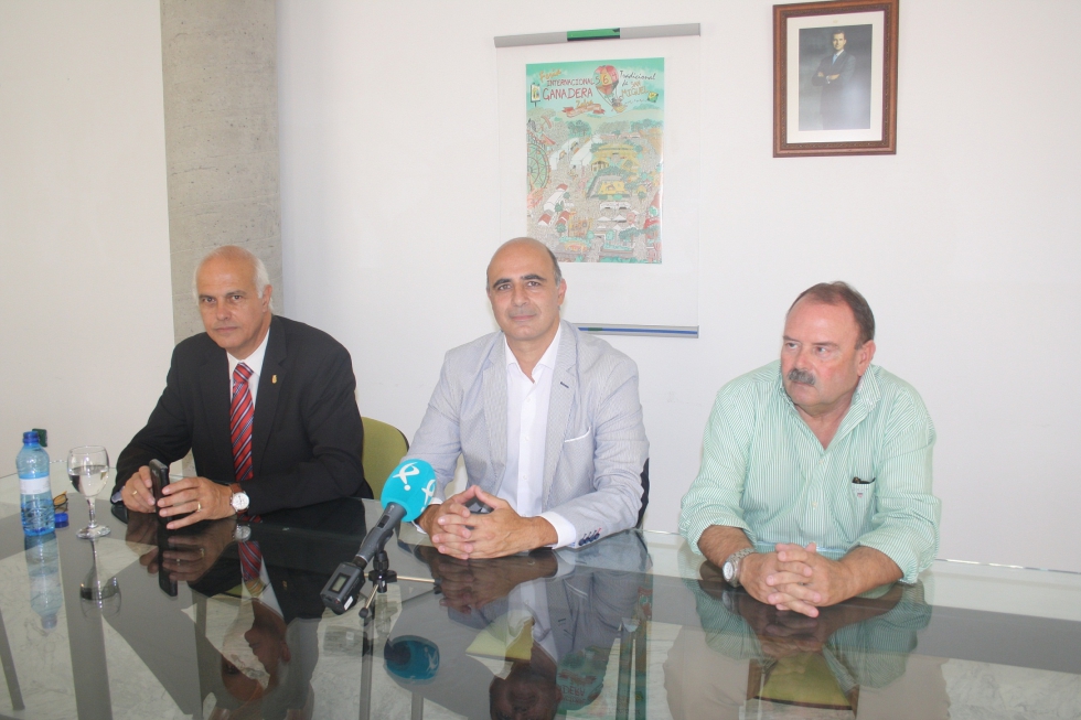 El comisario de Ferias, Santiago Malpica; el alcalde de Zafra y presidente de la Entidad Ferial...