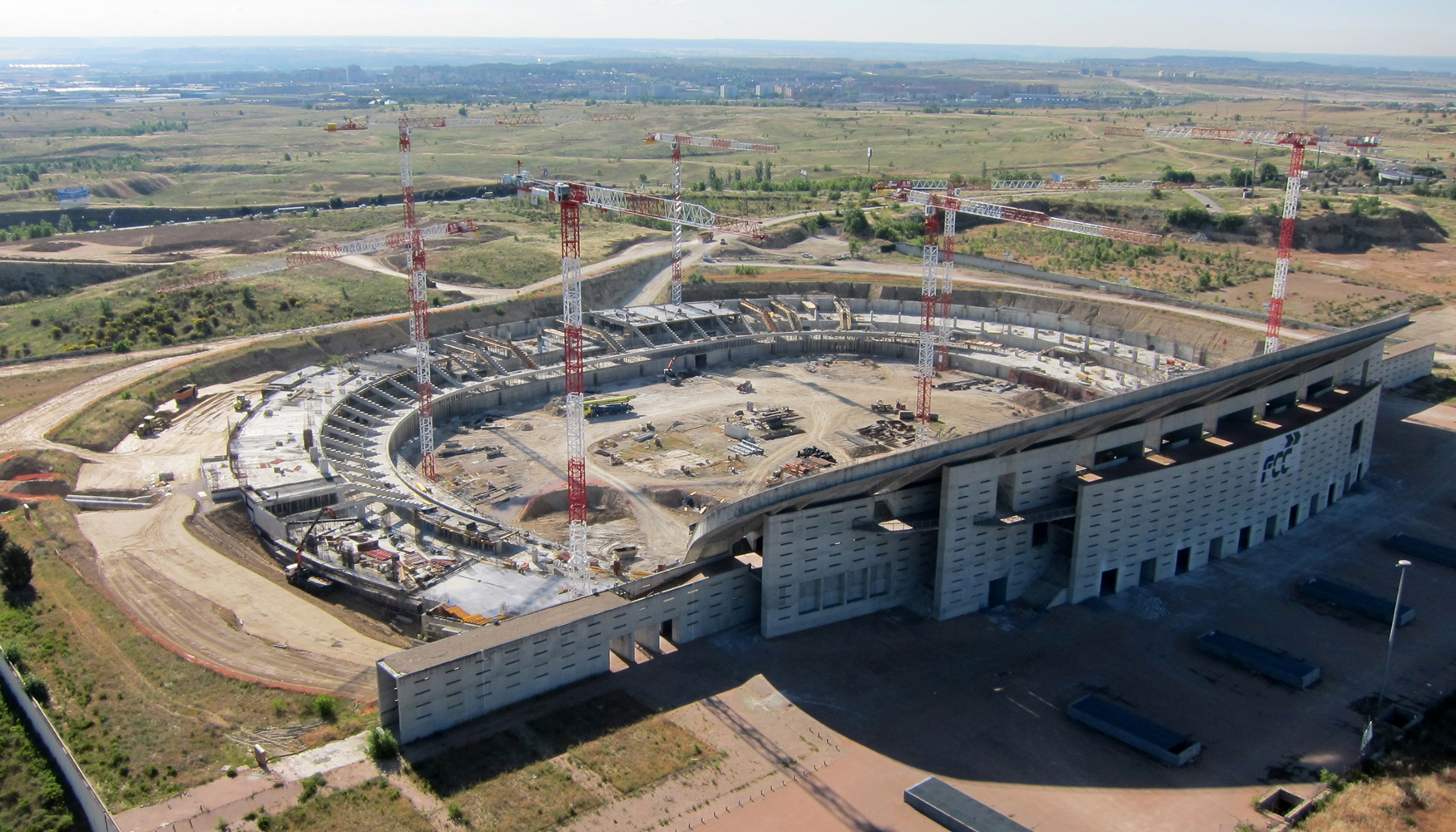 Para la ampliacin del estadio se ha construido un conjunto de grandes prticos radiales en diferentes niveles, con luces mximas de 15...