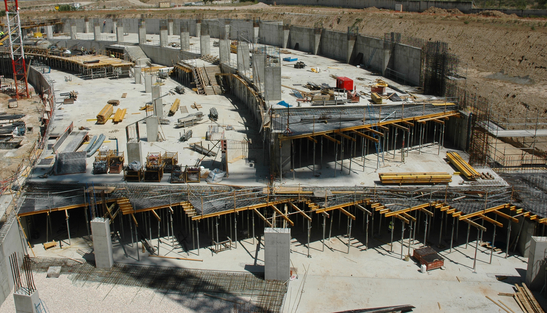 El cerramiento exterior se ha construido mediante muros curvos perimetrales que envuelven el edificio