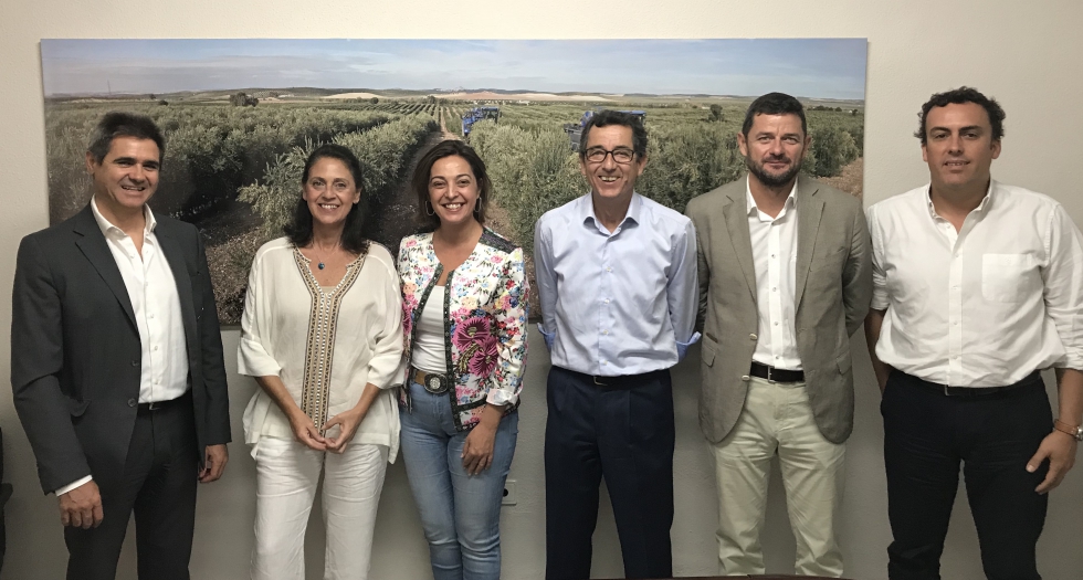 La alcaldesa de Crdoba, Isabel Ambrosio tercera por la izquierda, durante su visita a Todolivo