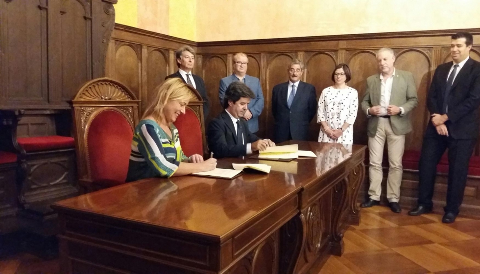 Firma del convenio de cesin de dos microbuses de hidrgeno de Expo al Ayuntamiento de Huesca