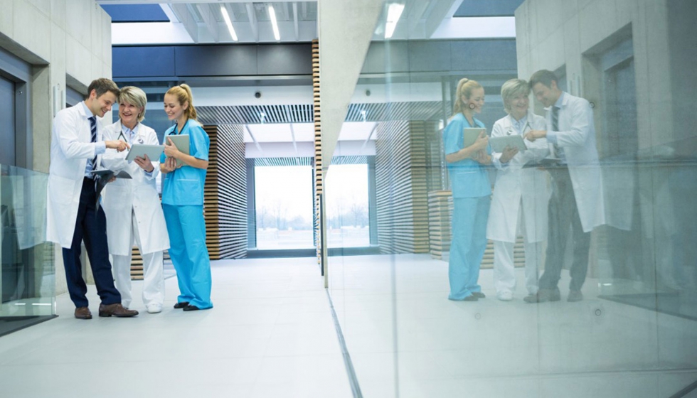 Los gerentes, trabajadores y pacientes se benefician de los servicios conectados