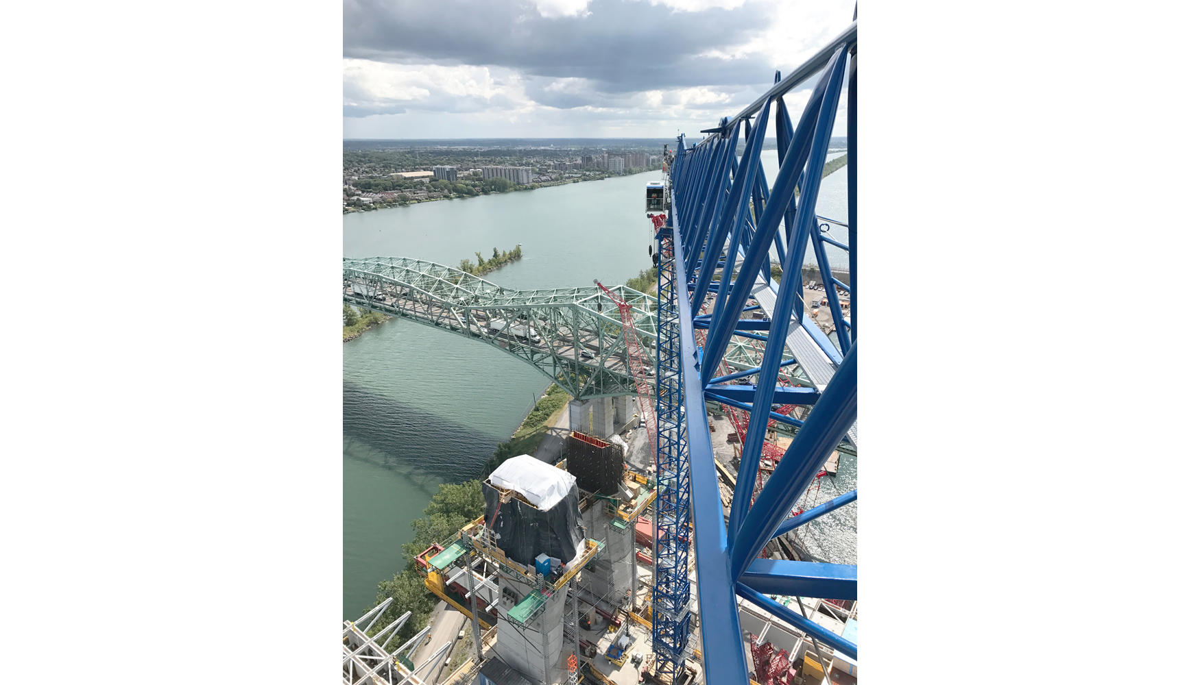 El nuevo vial se construye junto al deteriorado puente Champlain, el de mayor trfico de Canad...