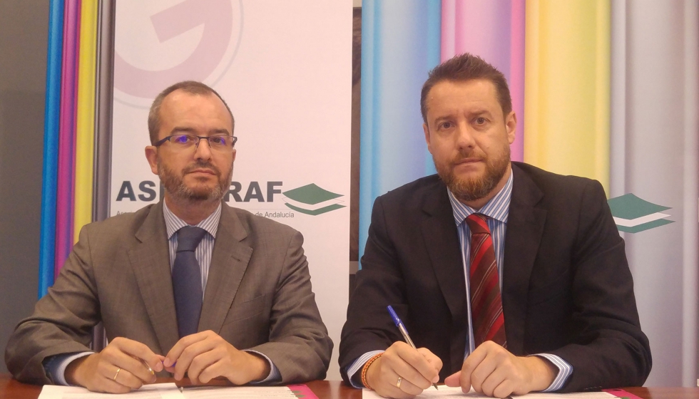 Francisco Maldonado, de Icentiva, y Sergio Daz, gerente de Aseigraf, en la firma del acuerdo