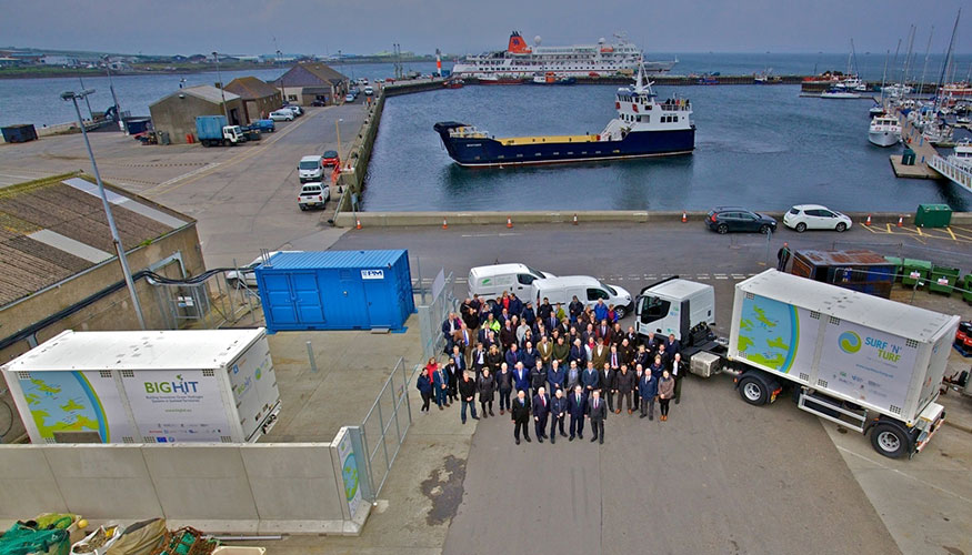 Socios y proveedores del proyecto Surf'n'Turf con unidades de almacenamiento de hidrgeno junto al ferry local