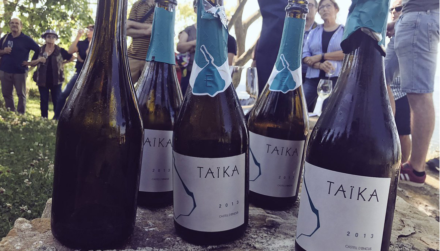 Taka es uno de los vinos ms valorados d'Encs. Este espumoso debe todo su azcar a la fermentacin en botella de la propia uva...