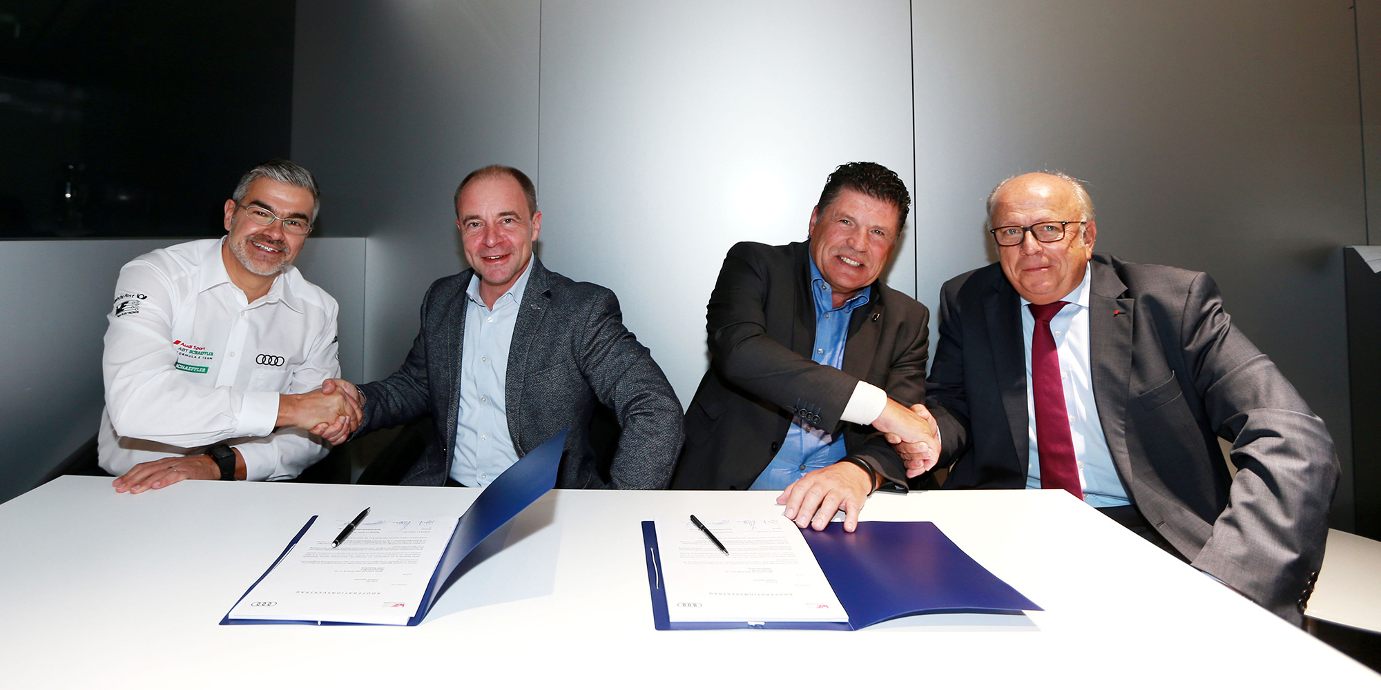 En la firma del nuevo contrato de asociacin el 27 de septiembre de 2017 en Neuburg...