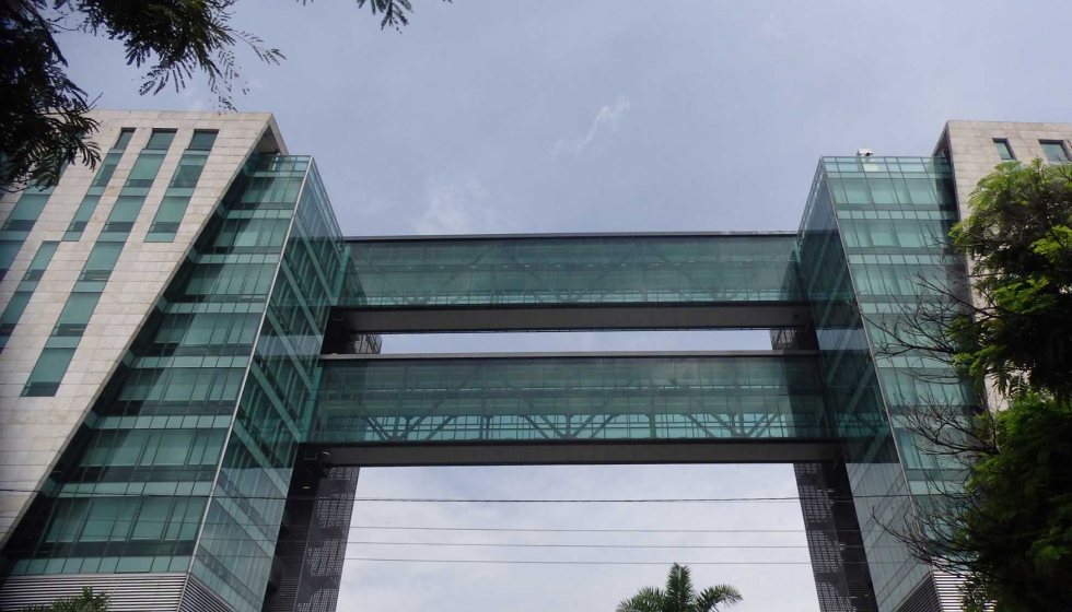 Pasarela de vidrio que conecta los dos bloques que componen el conjunto del edificio Bancolombia. Foto: AFL