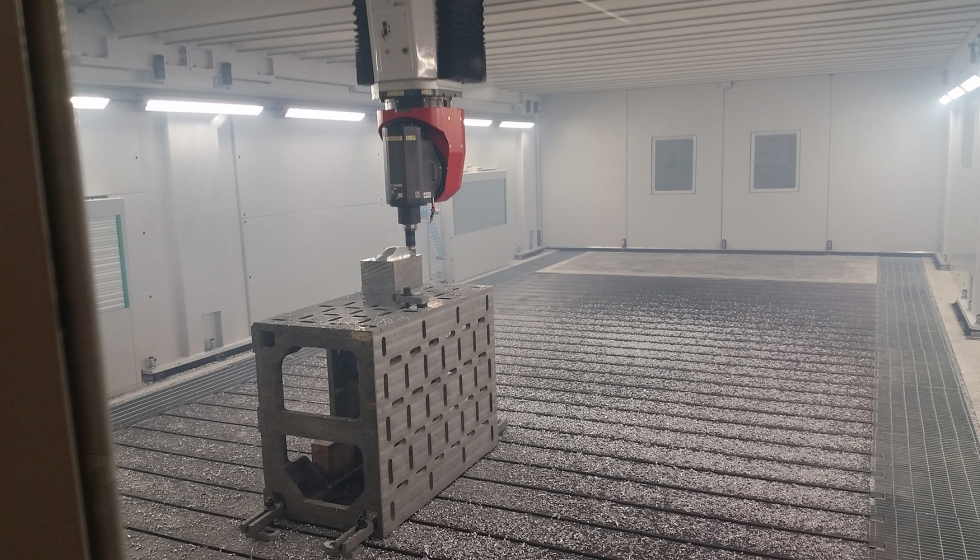 Interior de la mquina System Robot HPline 4080 mecanizando una pieza pequea de aluminio