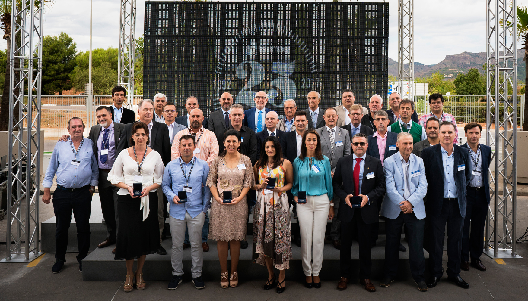 Foto de familia con los homenajeados en la celebracin del 25 aniversario de Blumaq