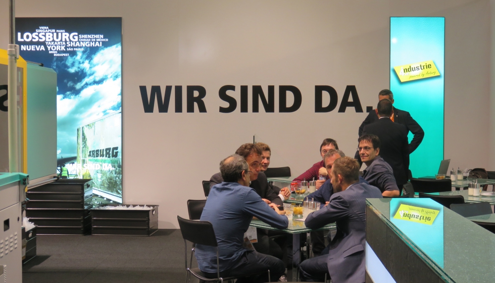 El lema Wir Sin Da, estamos all, pone de manifiesto dnde Arburg centra sus esfuerzos: el trato al cliente
