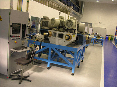 Laboratorio con temperatura regulada para montaje, control y pruebas de los componentes crticos de las mquinas, como cabezales y contrapuntos...
