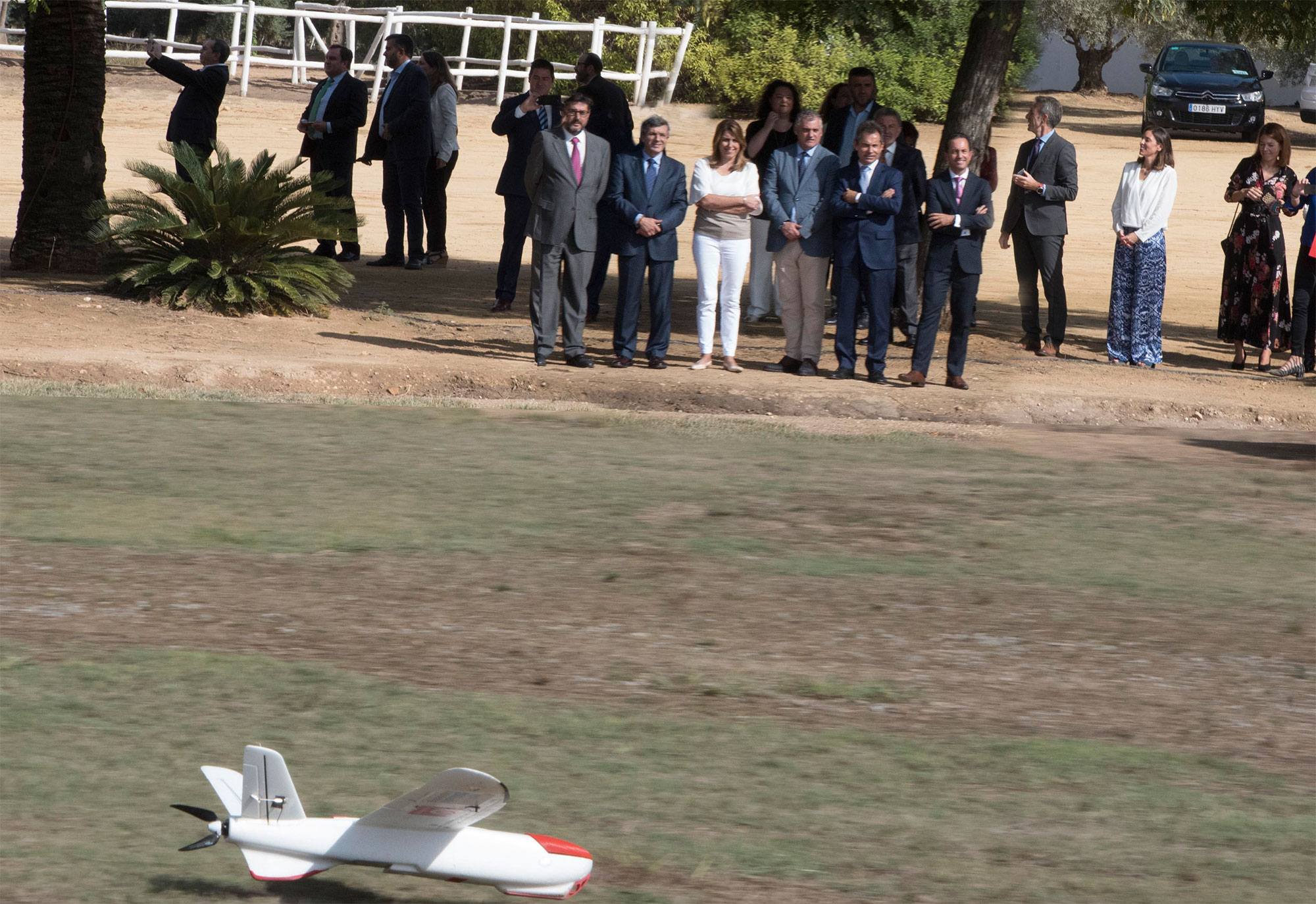 Las autoridades presentes fueron testigos del primer vuelo del mundo de un dron identificado...