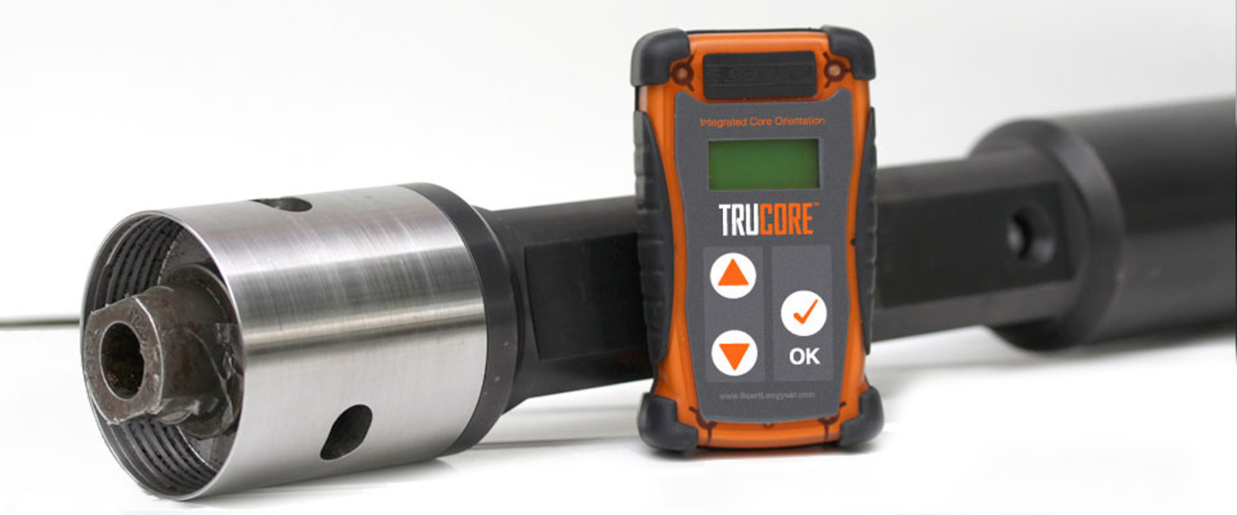 TruCore se compone de dos componentes principales: una herramienta de pozo y un dispositivo manual de medida y control