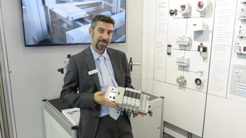 Toni Garca, responsable de ventas del rea de automatizacin de procesos de Festo en Espaa muestra el nuevo terminal CPX...