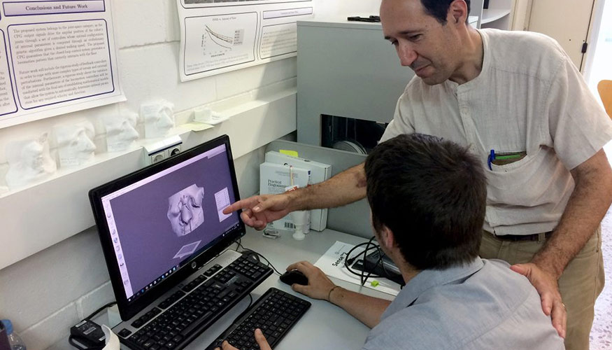 Los investigadores Domnec Puig y Andreu Sintas diseando la mscara en 3D