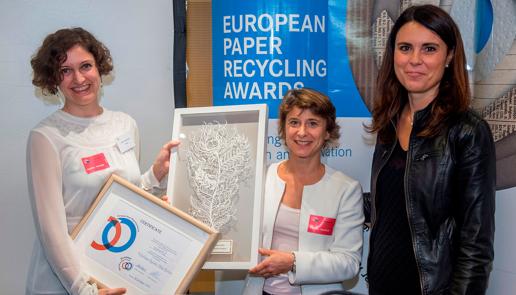 De izquierda a derecha: Andrea Orallo, Lisa Kretschmann y Simona Bonafe, Premio Europeo de Reciclaje para Pajaritas Azules...