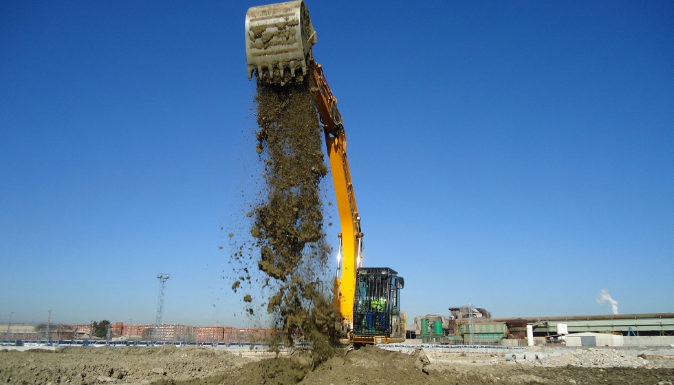 Imagen 4. Aireacin de suelos en un tratamiento mediante landfarming