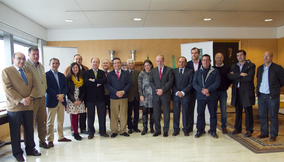 El presidente de la Diputacin con los participantes a los mejores aceites de la edicin 2016-2017