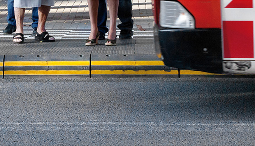 Vectorial, una plataforma en parada de bus o plataforma en parada de bus con carril bici