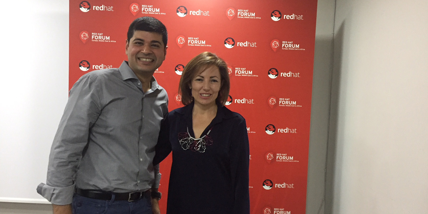 Ashesh Badani, vicepresidente y director general Openshift de Red Hat y Julia Bernal, directora general de Red Hat Iberia...